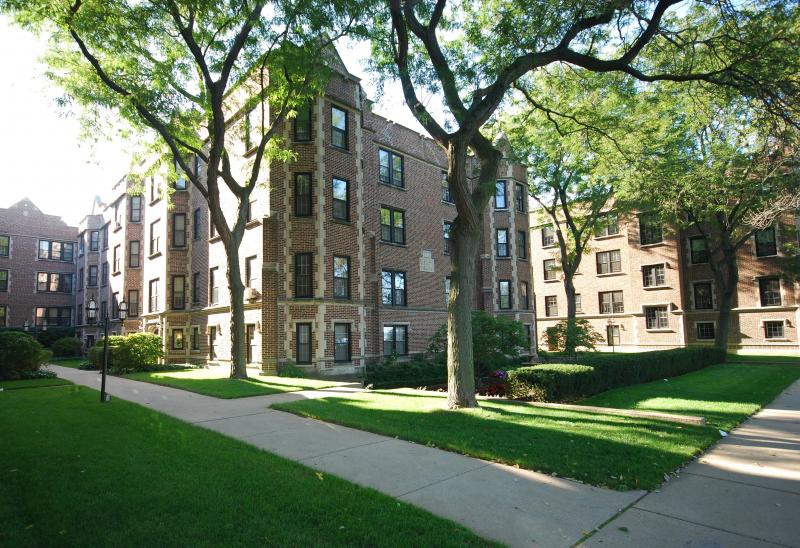 Chicago apartment courtyard